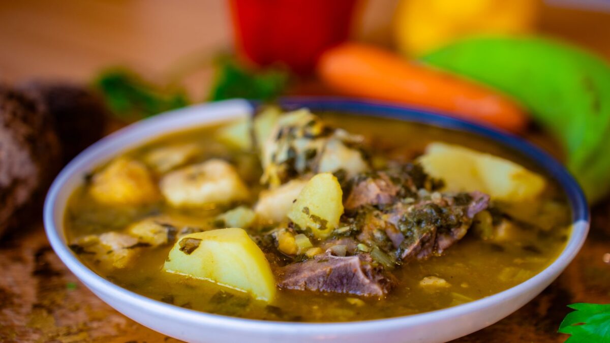 Carne de panela desfiando com batatas