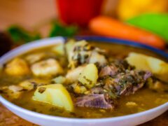 Carne de panela desfiando com batatas