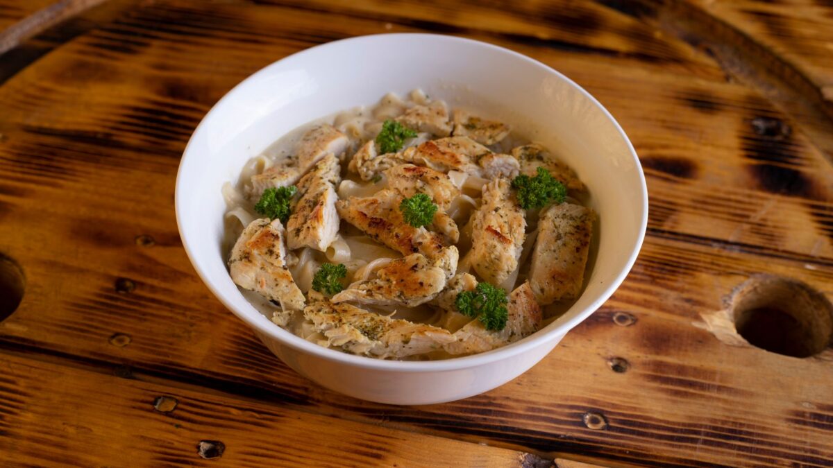 Macarrão ao molho branco com frango e brócolis