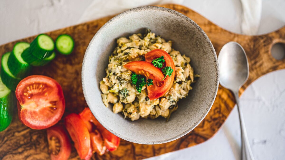 Salada de grão-de-bico com legumes e limão