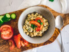 Salada de grão-de-bico com legumes e limão