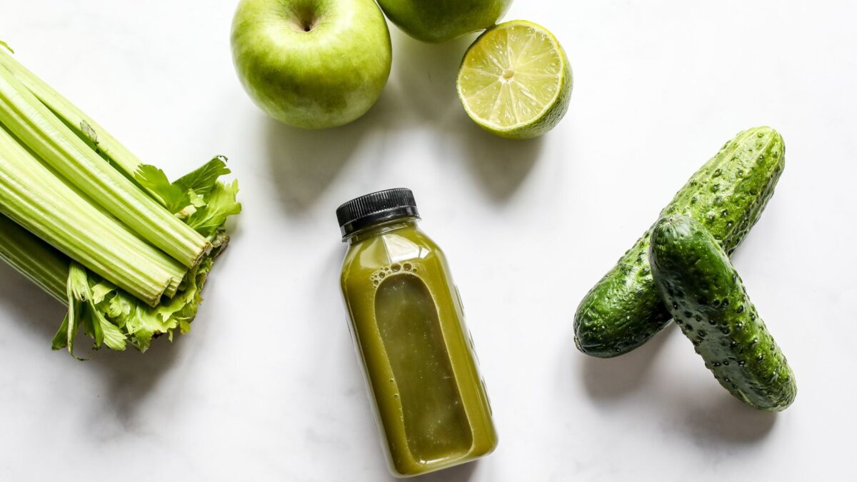 Suco verde refrescante com couve, abacaxi e hortelã