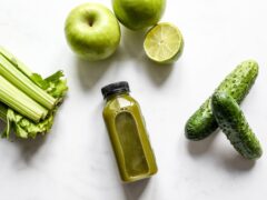 Suco verde refrescante com couve, abacaxi e hortelã